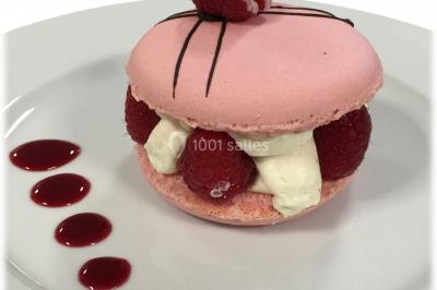 Miniature Traiteur Bezons (Val-d'Oise) - 3G Réceptions #31 Gâteau à trois étages décoré de motifs dorés, plumes blanches et perles, avec une inscription d'anniversaire.