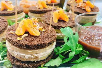 Miniature Traiteur Bezons (Val-d'Oise) - 3G Réceptions #34 Gâteau à trois étages décoré de motifs dorés, plumes blanches et perles, avec une inscription d'anniversaire.