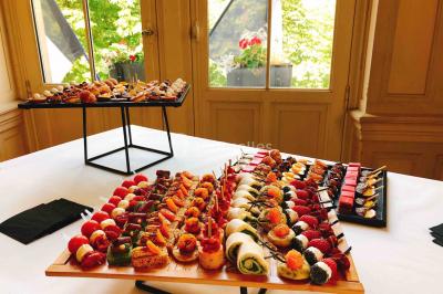 Miniature Traiteur Bezons (Val-d'Oise) - 3G Réceptions #37 Gâteau à trois étages décoré de motifs dorés, plumes blanches et perles, avec une inscription d'anniversaire.