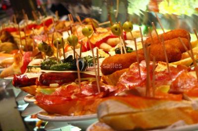Miniature Traiteur Bezons (Val-d'Oise) - 3G Réceptions #53 Gâteau à trois étages décoré de motifs dorés, plumes blanches et perles, avec une inscription d'anniversaire.