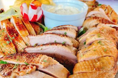 Miniature Traiteur Bezons (Val-d'Oise) - 3G Réceptions #36 Gâteau à trois étages décoré de motifs dorés, plumes blanches et perles, avec une inscription d'anniversaire.