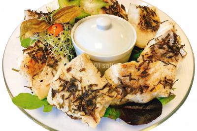 Miniature Traiteur Bezons (Val-d'Oise) - 3G Réceptions #60 Gâteau à trois étages décoré de motifs dorés, plumes blanches et perles, avec une inscription d'anniversaire.