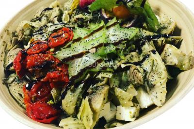 Miniature Traiteur Bezons (Val-d'Oise) - 3G Réceptions #25 Gâteau à trois étages décoré de motifs dorés, plumes blanches et perles, avec une inscription d'anniversaire.