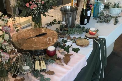 Miniature Traiteur Bezons (Val-d'Oise) - 3G Réceptions #40 Gâteau à trois étages décoré de motifs dorés, plumes blanches et perles, avec une inscription d'anniversaire.