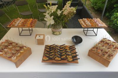 Miniature Traiteur Bezons (Val-d'Oise) - 3G Réceptions #2 Gâteau à trois étages décoré de motifs dorés, plumes blanches et perles, avec une inscription d'anniversaire.