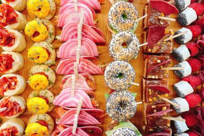 Miniature Traiteur Bezons (Val-d'Oise) - 3G Réceptions #46 Gâteau à trois étages décoré de motifs dorés, plumes blanches et perles, avec une inscription d'anniversaire.