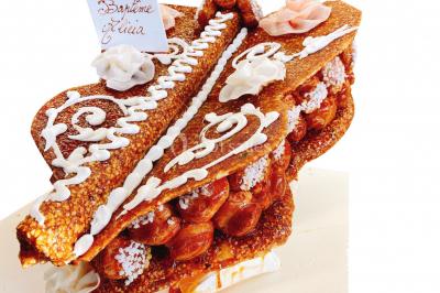 Miniature Traiteur Bezons (Val-d'Oise) - 3G Réceptions #30 Gâteau à trois étages décoré de motifs dorés, plumes blanches et perles, avec une inscription d'anniversaire.