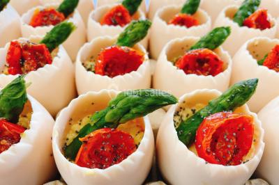 Miniature Traiteur Bezons (Val-d'Oise) - 3G Réceptions #59 Gâteau à trois étages décoré de motifs dorés, plumes blanches et perles, avec une inscription d'anniversaire.