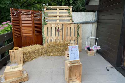 Miniature Traiteur Bezons (Val-d'Oise) - 3G Réceptions #16 Gâteau à trois étages décoré de motifs dorés, plumes blanches et perles, avec une inscription d'anniversaire.
