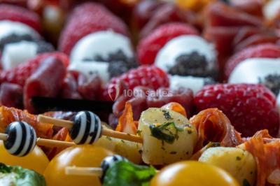 Miniature Traiteur Bezons (Val-d'Oise) - 3G Réceptions #3 Gâteau à trois étages décoré de motifs dorés, plumes blanches et perles, avec une inscription d'anniversaire.