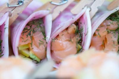 Miniature Traiteur Bezons (Val-d'Oise) - 3G Réceptions #18 Gâteau à trois étages décoré de motifs dorés, plumes blanches et perles, avec une inscription d'anniversaire.