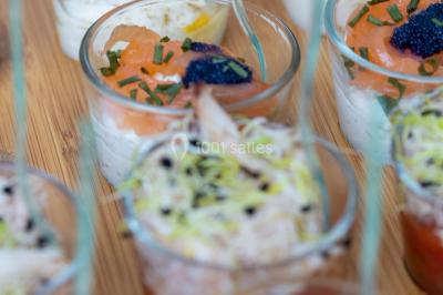 Miniature Traiteur Bezons (Val-d'Oise) - 3G Réceptions #17 Gâteau à trois étages décoré de motifs dorés, plumes blanches et perles, avec une inscription d'anniversaire.