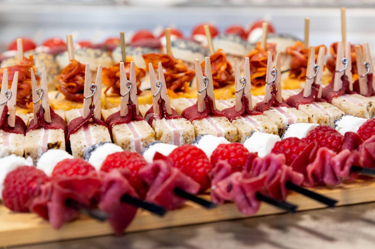 Plateau de brochettes apéritives avec fruits, fromages, charcuteries et décorations en mini-pinces à linge.