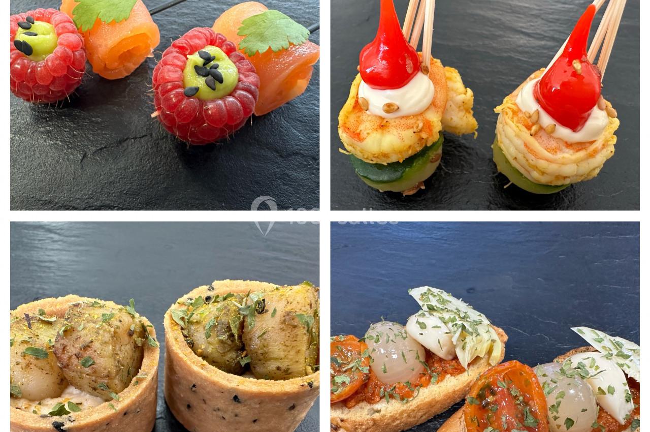 Assortiment de bouchées apéritives variées présentées sur une ardoise noire.