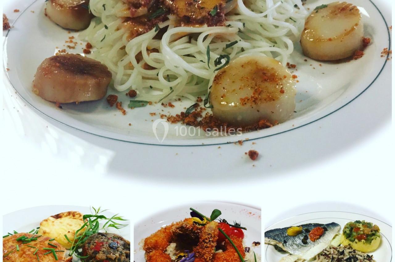 Assiette de pâtes aux noix de Saint-Jacques, entourée de trois plats variés à base de poisson et accompagnements.