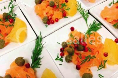Logo d'un traiteur avec silhouette de chef et couverts, accompagné de photos de bouchées et plats variés colorés.
