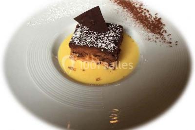 Logo d'un traiteur avec silhouette de chef et couverts, accompagné de photos de bouchées et plats variés colorés.