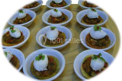 Logo d'un traiteur avec silhouette de chef et couverts, accompagné de photos de bouchées et plats variés colorés.