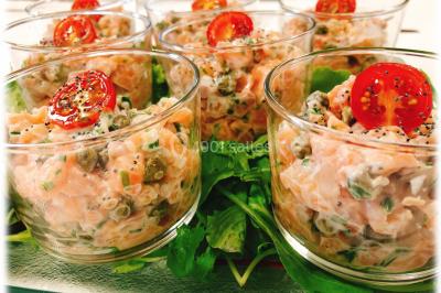 Logo d'un traiteur avec silhouette de chef et couverts, accompagné de photos de bouchées et plats variés colorés.