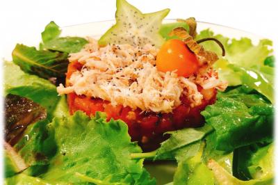 Logo d'un traiteur avec silhouette de chef et couverts, accompagné de photos de bouchées et plats variés colorés.