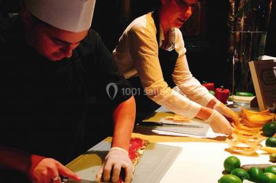 Logo d'un traiteur avec silhouette de chef et couverts, accompagné de photos de bouchées et plats variés colorés.