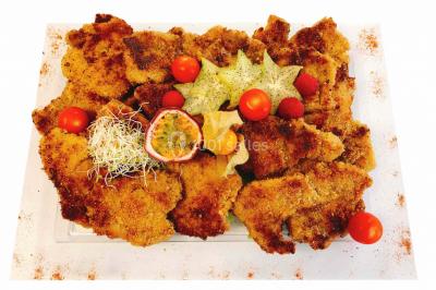 Logo d'un traiteur avec silhouette de chef et couverts, accompagné de photos de bouchées et plats variés colorés.