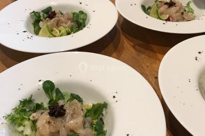 Logo d'un traiteur avec silhouette de chef et couverts, accompagné de photos de bouchées et plats variés colorés.