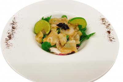 Logo d'un traiteur avec silhouette de chef et couverts, accompagné de photos de bouchées et plats variés colorés.