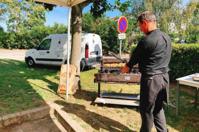 Logo d'un traiteur avec silhouette de chef et couverts, accompagné de photos de bouchées et plats variés colorés.
