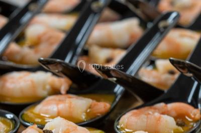 Logo d'un traiteur avec silhouette de chef et couverts, accompagné de photos de bouchées et plats variés colorés.