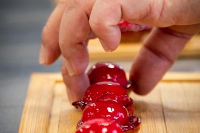 Logo d'un traiteur avec silhouette de chef et couverts, accompagné de photos de bouchées et plats variés colorés.