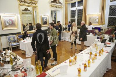 Table garnie de fruits variés et colorés, disposés artistiquement avec des feuilles tropicales en arrière-plan.
