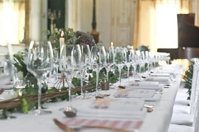 Table garnie de fruits variés et colorés, disposés artistiquement avec des feuilles tropicales en arrière-plan.