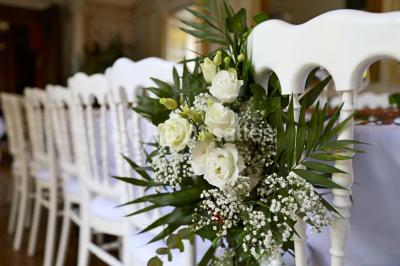 Table garnie de fruits variés et colorés, disposés artistiquement avec des feuilles tropicales en arrière-plan.