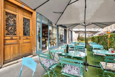 Table garnie de fruits variés et colorés, disposés artistiquement avec des feuilles tropicales en arrière-plan.