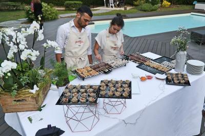 Table garnie de fruits variés et colorés, disposés artistiquement avec des feuilles tropicales en arrière-plan.