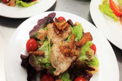 Miniature Traiteur Saint-Denis-de-l'Hôtel (Loiret) - Aux Delices de Loire #2 Salle de réception décorée avec des tables dressées, nappes blanches et touches de bleu, prête pour un événement.