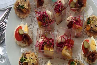 Miniature Traiteur Saint-Denis-de-l'Hôtel (Loiret) - Aux Delices de Loire #3 Salle de réception décorée avec des tables dressées, nappes blanches et touches de bleu, prête pour un événement.