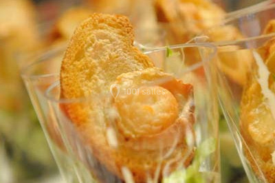 Miniature Traiteur Saint-Denis-de-l'Hôtel (Loiret) - Aux Delices de Loire #4 Salle de réception décorée avec des tables dressées, nappes blanches et touches de bleu, prête pour un événement.