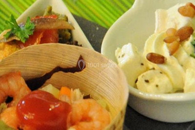 Miniature Traiteur Saint-Denis-de-l'Hôtel (Loiret) - Aux Delices de Loire #6 Salle de réception décorée avec des tables dressées, nappes blanches et touches de bleu, prête pour un événement.