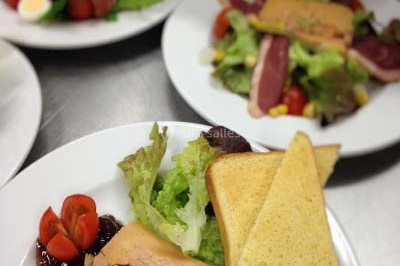 Miniature Traiteur Saint-Denis-de-l'Hôtel (Loiret) - Aux Delices de Loire #7 Salle de réception décorée avec des tables dressées, nappes blanches et touches de bleu, prête pour un événement.