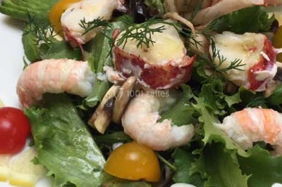 Miniature Traiteur Saint-Denis-de-l'Hôtel (Loiret) - Aux Delices de Loire #10 Salle de réception décorée avec des tables dressées, nappes blanches et touches de bleu, prête pour un événement.