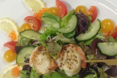 Miniature Traiteur Saint-Denis-de-l'Hôtel (Loiret) - Aux Delices de Loire #15 Salle de réception décorée avec des tables dressées, nappes blanches et touches de bleu, prête pour un événement.