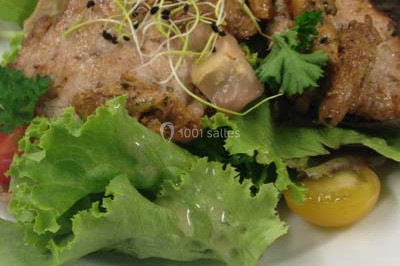 Miniature Traiteur Saint-Denis-de-l'Hôtel (Loiret) - Aux Delices de Loire #16 Salle de réception décorée avec des tables dressées, nappes blanches et touches de bleu, prête pour un événement.