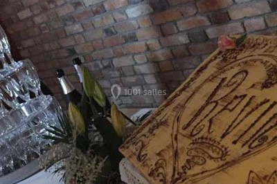 Miniature Traiteur Saint-Denis-de-l'Hôtel (Loiret) - Aux Delices de Loire #17 Salle de réception décorée avec des tables dressées, nappes blanches et touches de bleu, prête pour un événement.