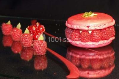 Miniature Traiteur Doussard (Haute-Savoie) - Frederic Fouquet Créateur d'Emotions Culinaires #2 Boule panée garnie de pinces de crabe, posée sur une tranche de gratin, décorée d'aneth sur une assiette blanche.