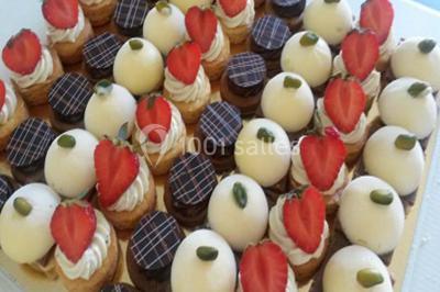 Miniature Traiteur Doussard (Haute-Savoie) - Frederic Fouquet Créateur d'Emotions Culinaires #3 Boule panée garnie de pinces de crabe, posée sur une tranche de gratin, décorée d'aneth sur une assiette blanche.