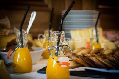 Miniature Traiteur Doussard (Haute-Savoie) - Frederic Fouquet Créateur d'Emotions Culinaires #5 Boule panée garnie de pinces de crabe, posée sur une tranche de gratin, décorée d'aneth sur une assiette blanche.