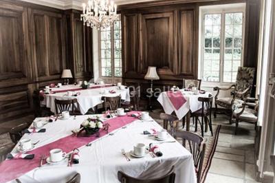 Miniature Traiteur Doussard (Haute-Savoie) - Frederic Fouquet Créateur d'Emotions Culinaires #6 Boule panée garnie de pinces de crabe, posée sur une tranche de gratin, décorée d'aneth sur une assiette blanche.