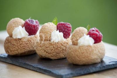 Miniature Traiteur Doussard (Haute-Savoie) - Frederic Fouquet Créateur d'Emotions Culinaires #7 Boule panée garnie de pinces de crabe, posée sur une tranche de gratin, décorée d'aneth sur une assiette blanche.